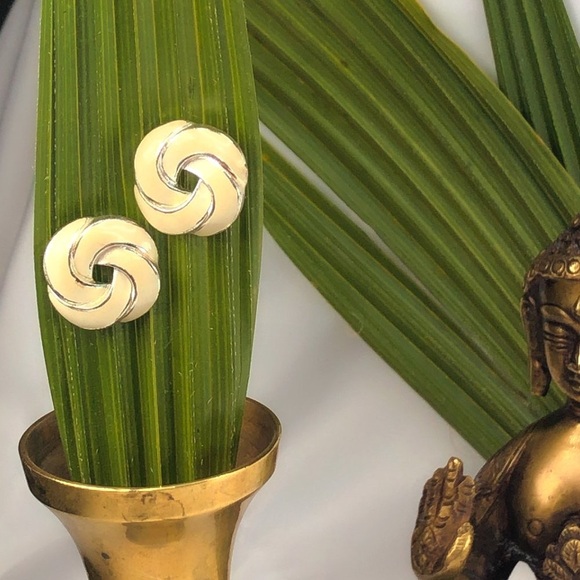 Vintage gold tone and enamel earrings - Picture 1 of 3